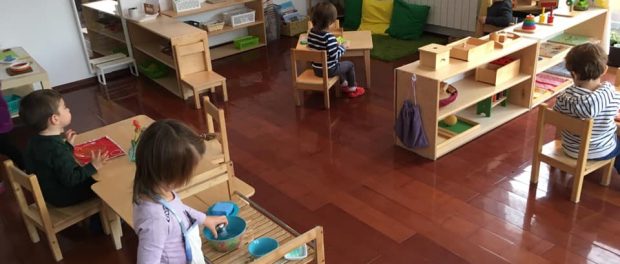 O zi de grădiniță pentru Alexandra: Comunitatea Montessori pentru copiii până în 3 ani